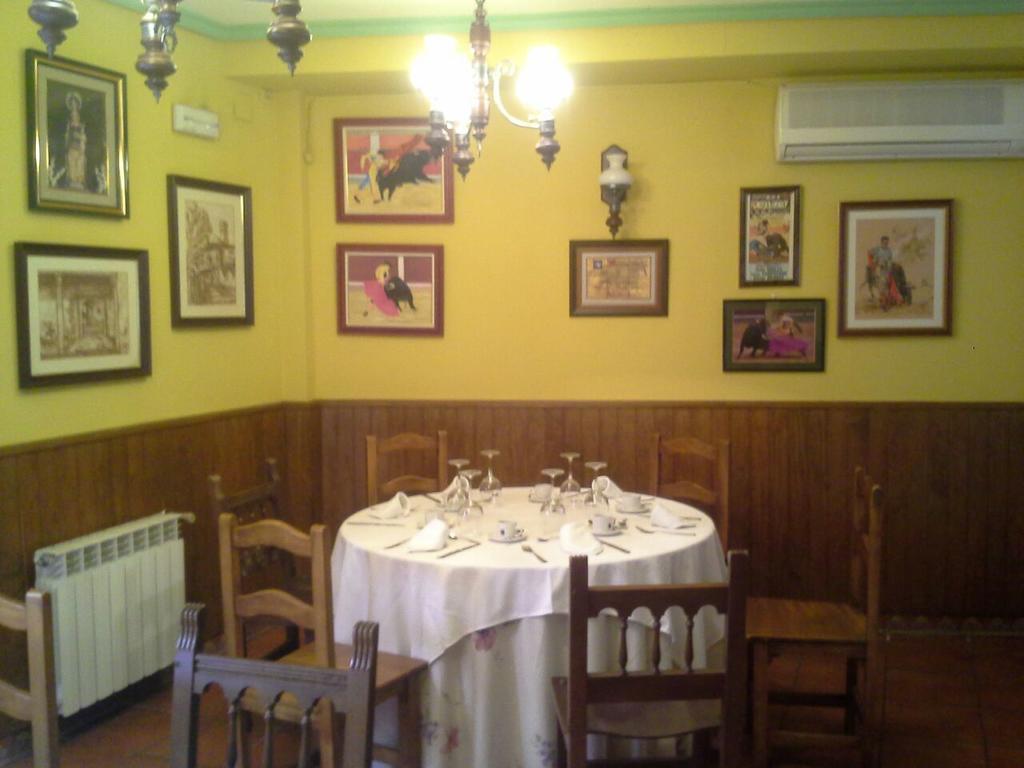 Hostal Restaurante Villa De Sepulveda Ngoại thất bức ảnh